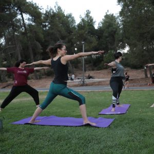 יוגה עם מור בתחנה הראשונה