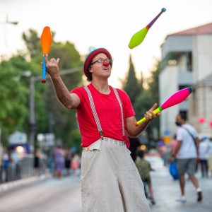 מופע קרקס להטוט ברוח שטות