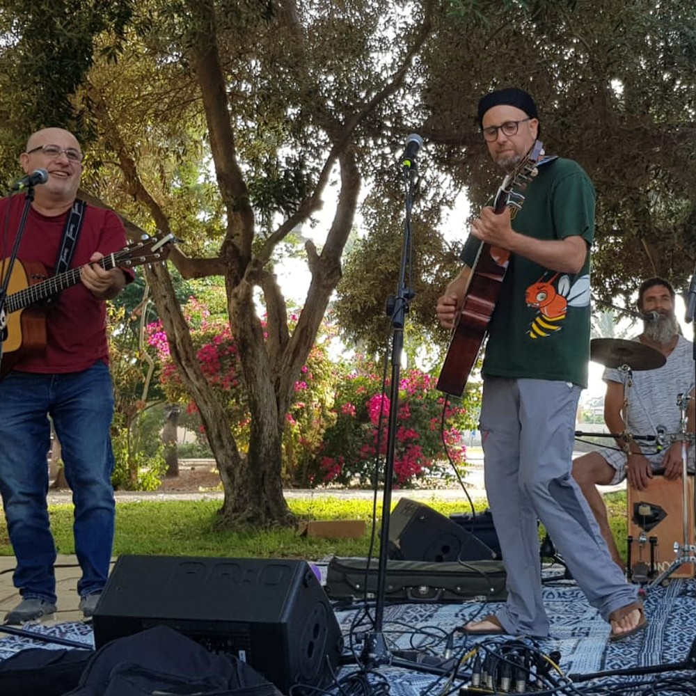 גיל קופטש ולהקתו בהופעה